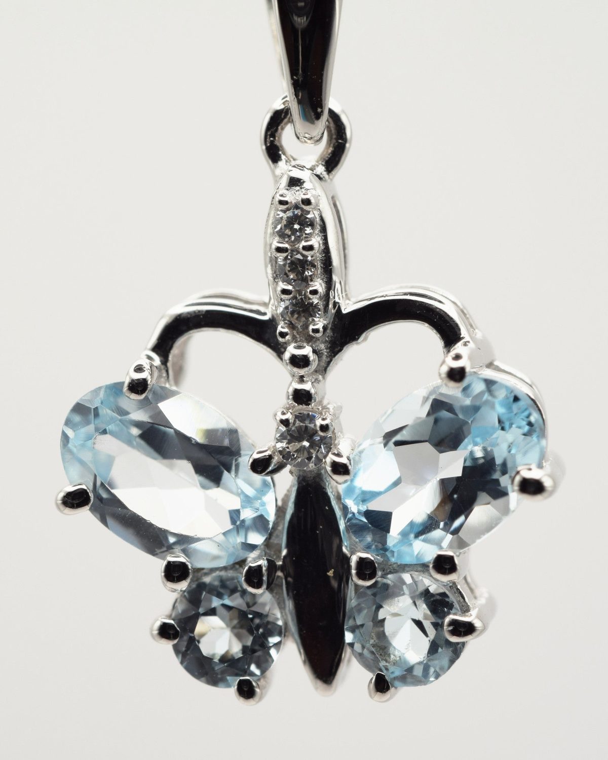 Papillon Halskette mit Sky Blue Topas, Nahaufnahme