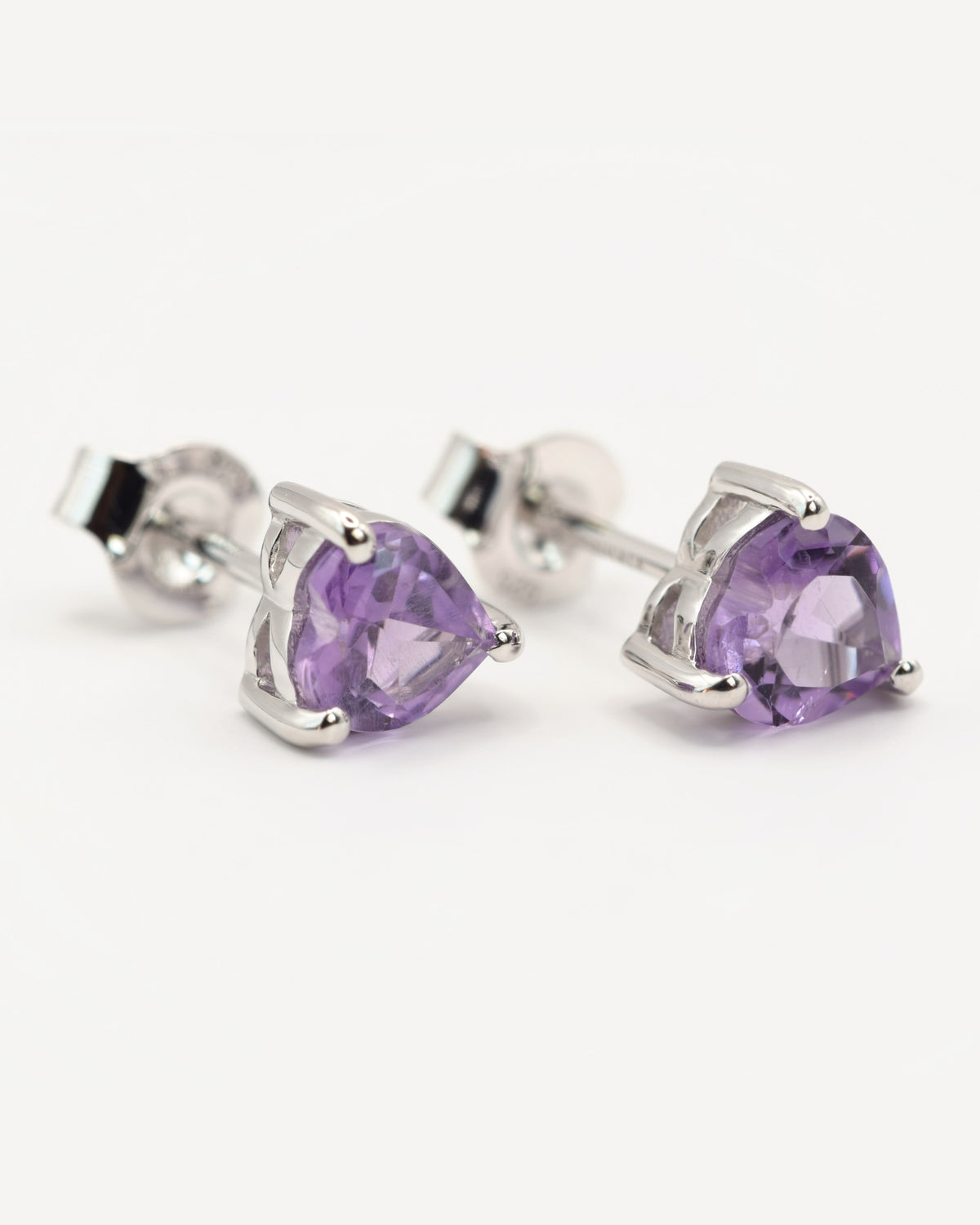 Amara Ohrstecker aus 925 Sterlingsilber mit Amethyst, Herz 6 mm, Seitenansicht