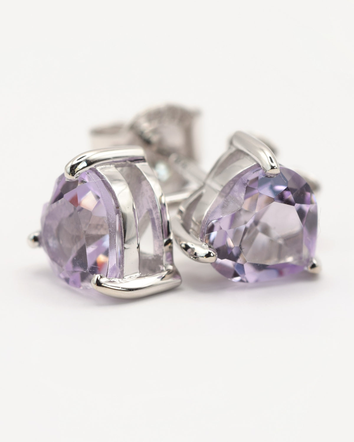 Amara Ohrstecker aus 925 Sterlingsilber mit Pink Amethyst, Herz 6 mm, Schrägansicht