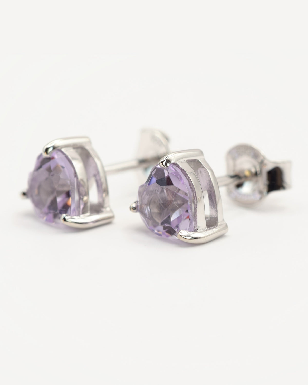 Amara Ohrstecker aus 925 Sterlingsilber mit Pink Amethyst, Herz 6 mm, Seitenansicht