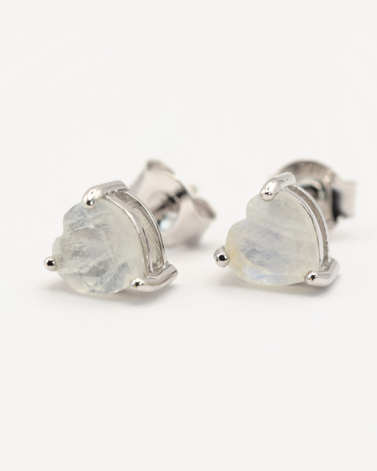 Amara Ohrstecker aus 925 Sterlingsilber mit Regenbogen-Mondstein, Herz 6 mm, Frontansicht