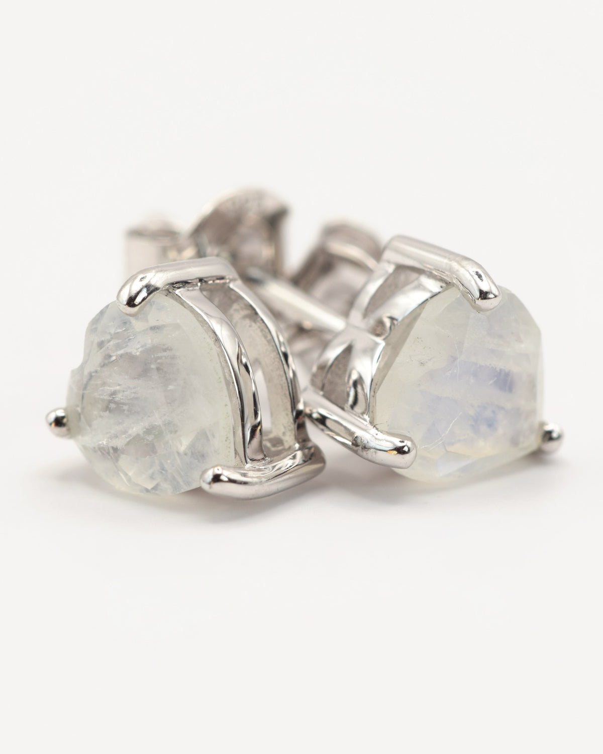 Amara Ohrstecker aus 925 Sterlingsilber mit Regenbogen-Mondstein, Herz 6 mm, Schrägansicht