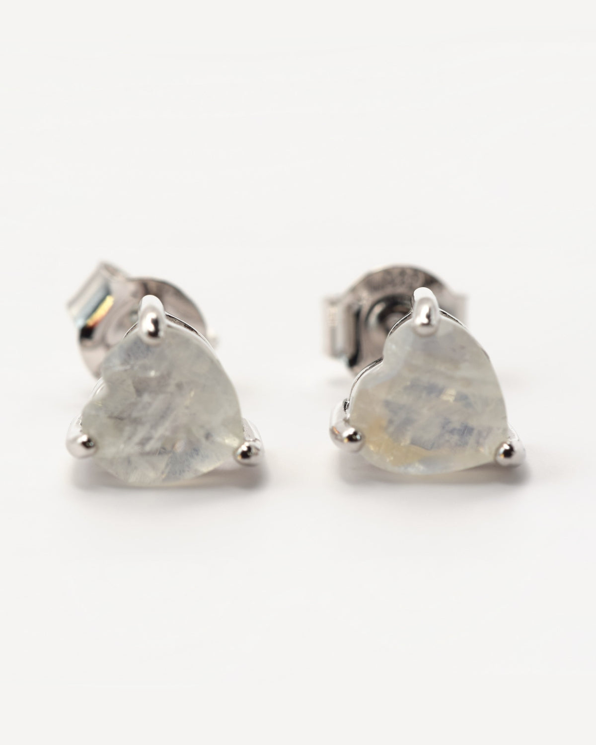 Amara Ohrstecker aus 925 Sterlingsilber mit Regenbogen-Mondstein, Herz 6 mm, Seitenansicht