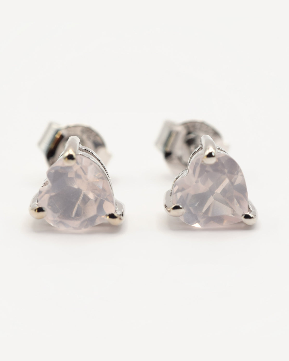 Amara Ohrstecker aus 925 Sterlingsilber mit Rosenquarz, Herz 6 mm, Frontansicht