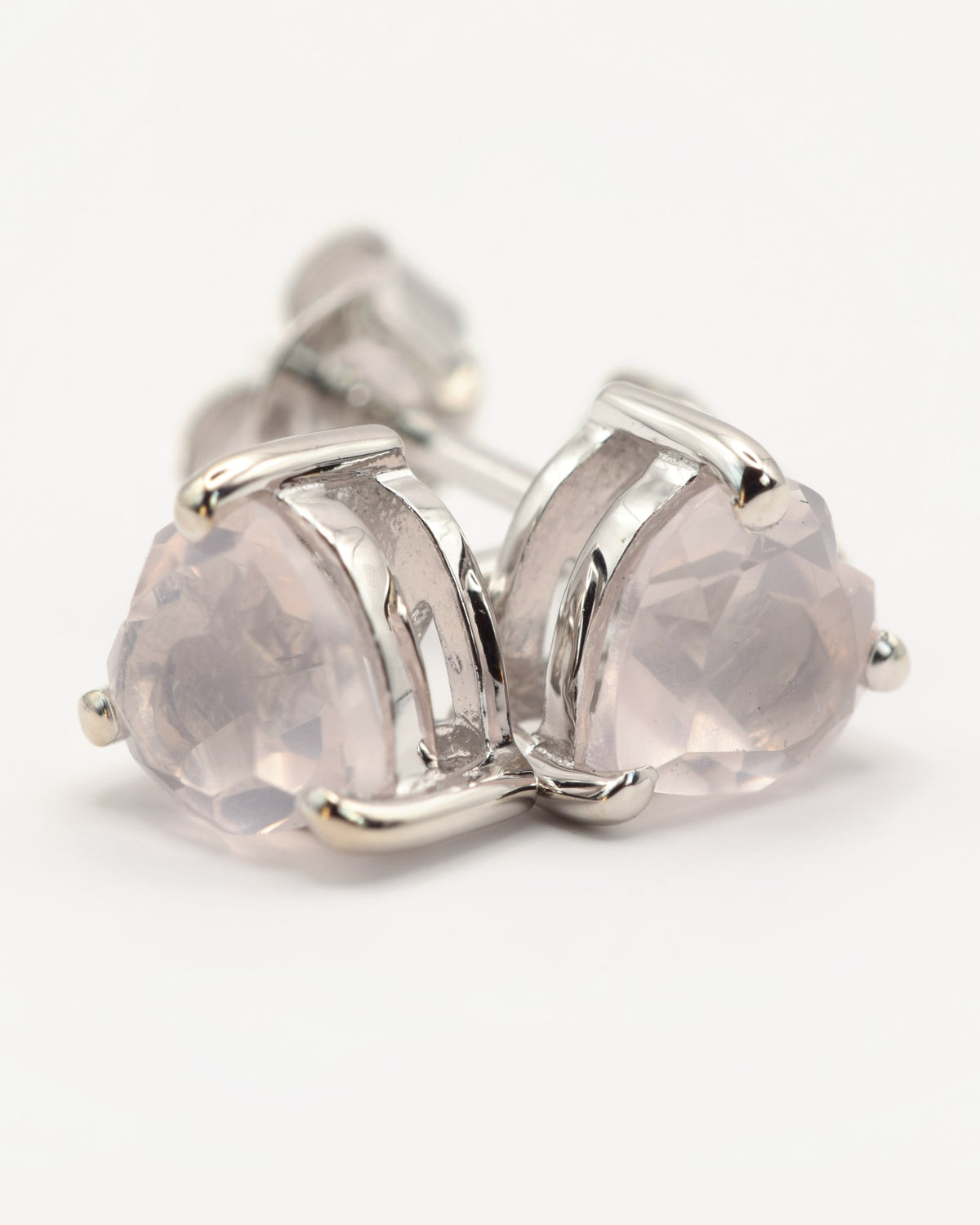 Amara Ohrstecker aus 925 Sterlingsilber mit Rosenquarz, Herz 6 mm, Schrägansicht