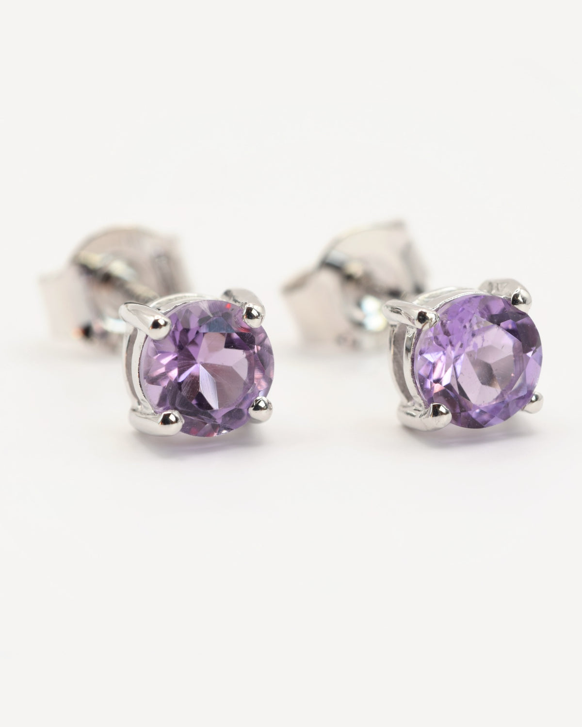 Astra Ohrstecker aus 925 Sterlingsilber mit Amethyst, rund 5 mm, Schrägansicht