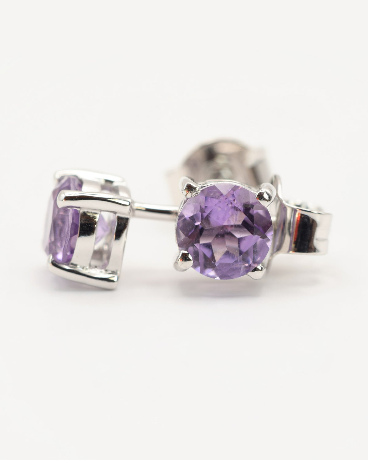 Astra Ohrstecker aus 925 Sterlingsilber mit Amethyst, rund 5 mm, Seitenansicht