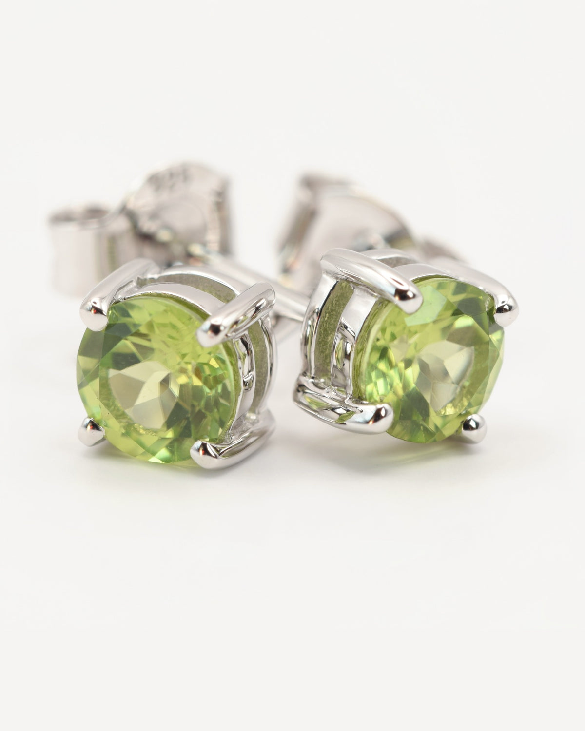 Astra Ohrstecker aus 925 Sterlingsilber mit Peridot, rund 5 mm, Schrägansicht