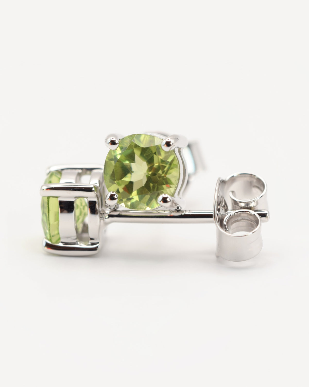 Astra Ohrstecker aus 925 Sterlingsilber mit Peridot, rund 5 mm, Seitenansicht