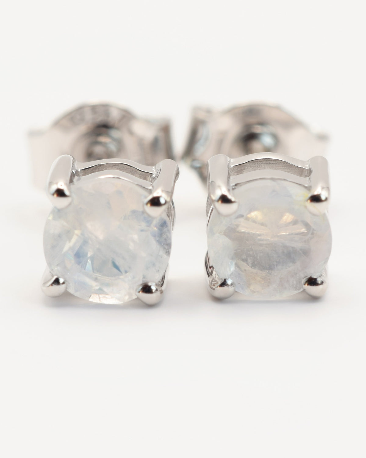 Astra Ohrstecker aus 925 Sterlingsilber mit Regenbogen-Mondstein, rund 5 mm, Frontansicht