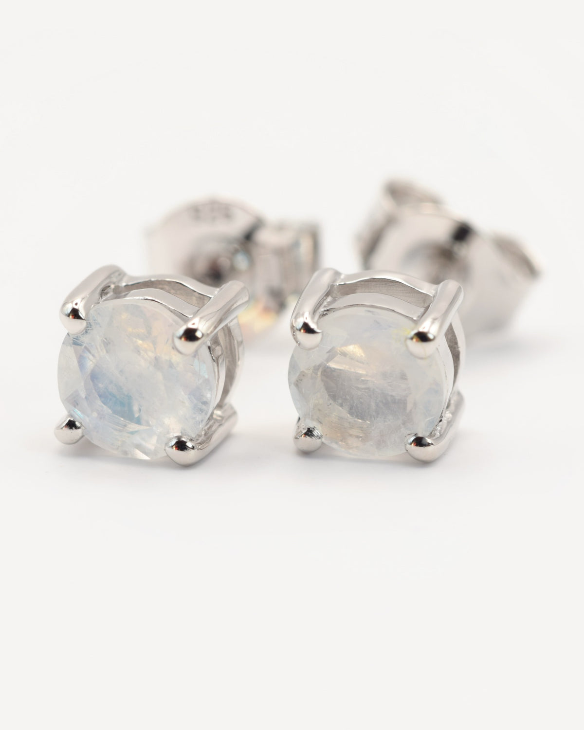 Astra Ohrstecker aus 925 Sterlingsilber mit Regenbogen-Mondstein, rund 5 mm, Schrägansicht