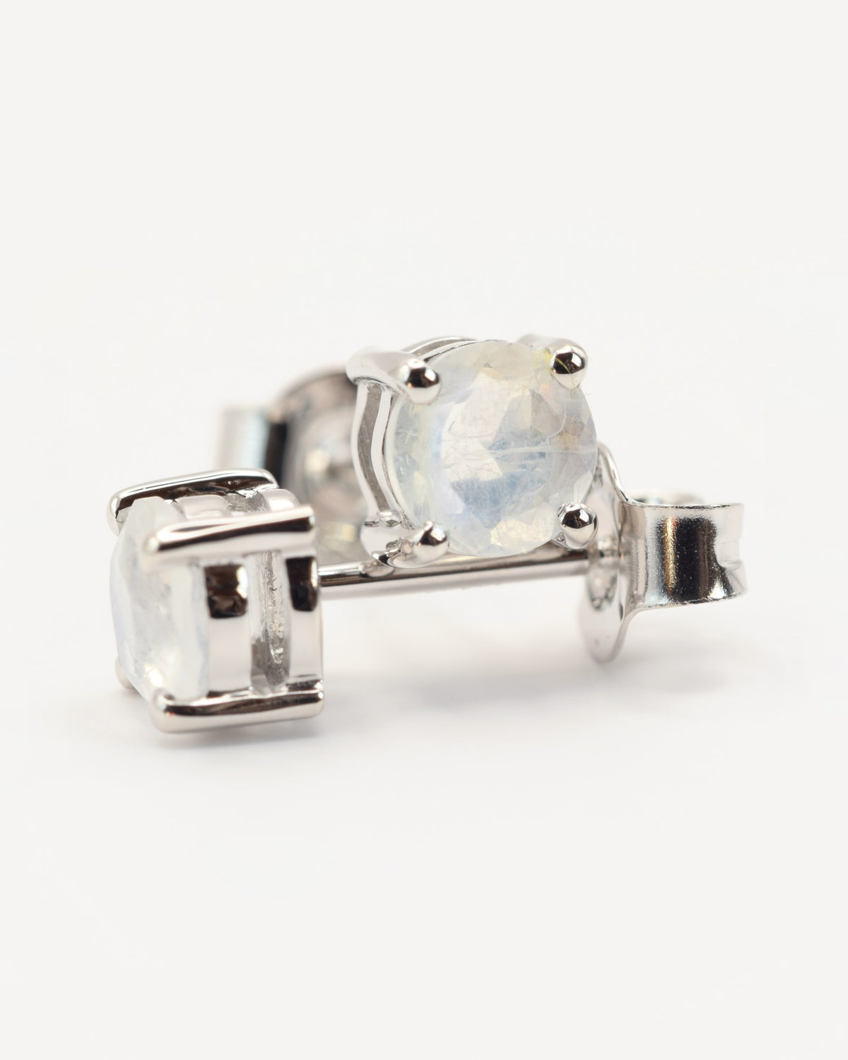 Astra Ohrstecker aus 925 Sterlingsilber mit Regenbogen-Mondstein, rund 5 mm, Seitenansicht