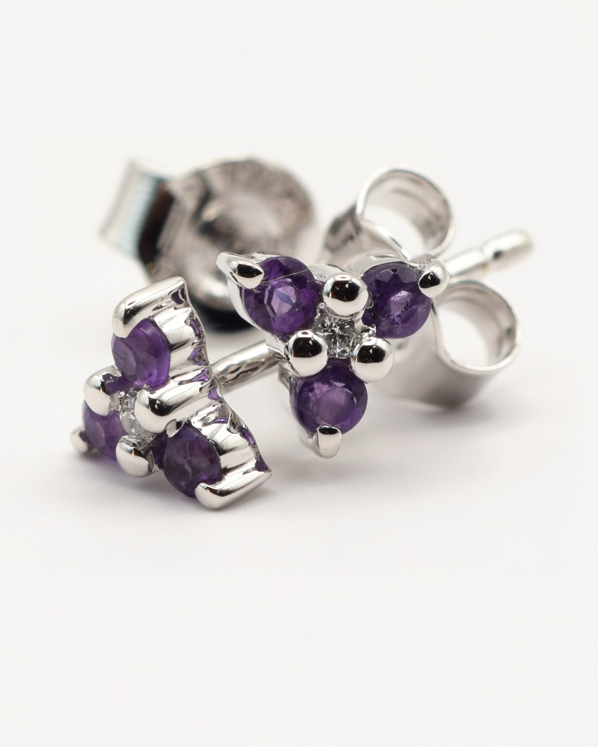 Flora Ohrstecker mit Amethyst, 925er Sterlingsilber rhodiniert – Schrägansicht