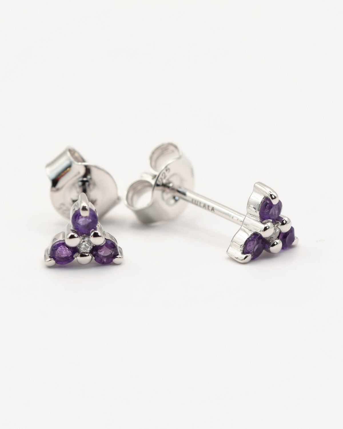 Flora Ohrstecker mit Amethyst, 925er Sterlingsilber rhodiniert – Seitenansicht
