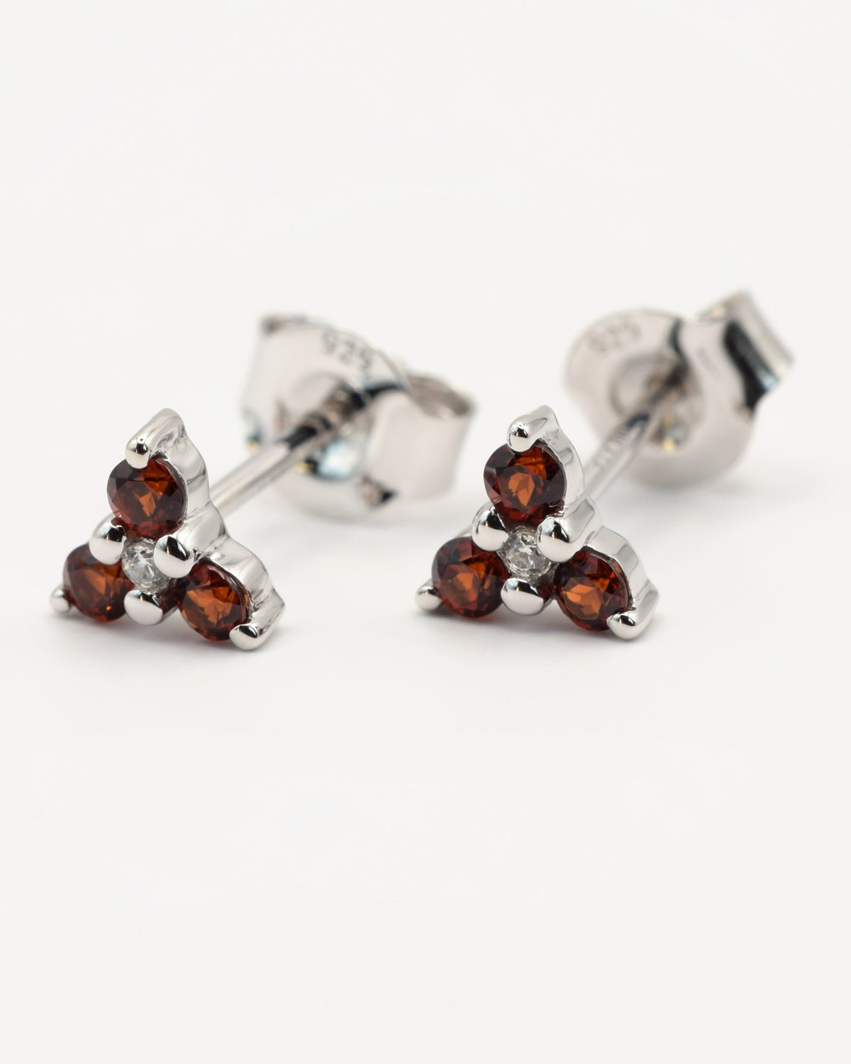 Flora Ohrstecker mit Granat, 925er Sterlingsilber rhodiniert – Seitenansicht