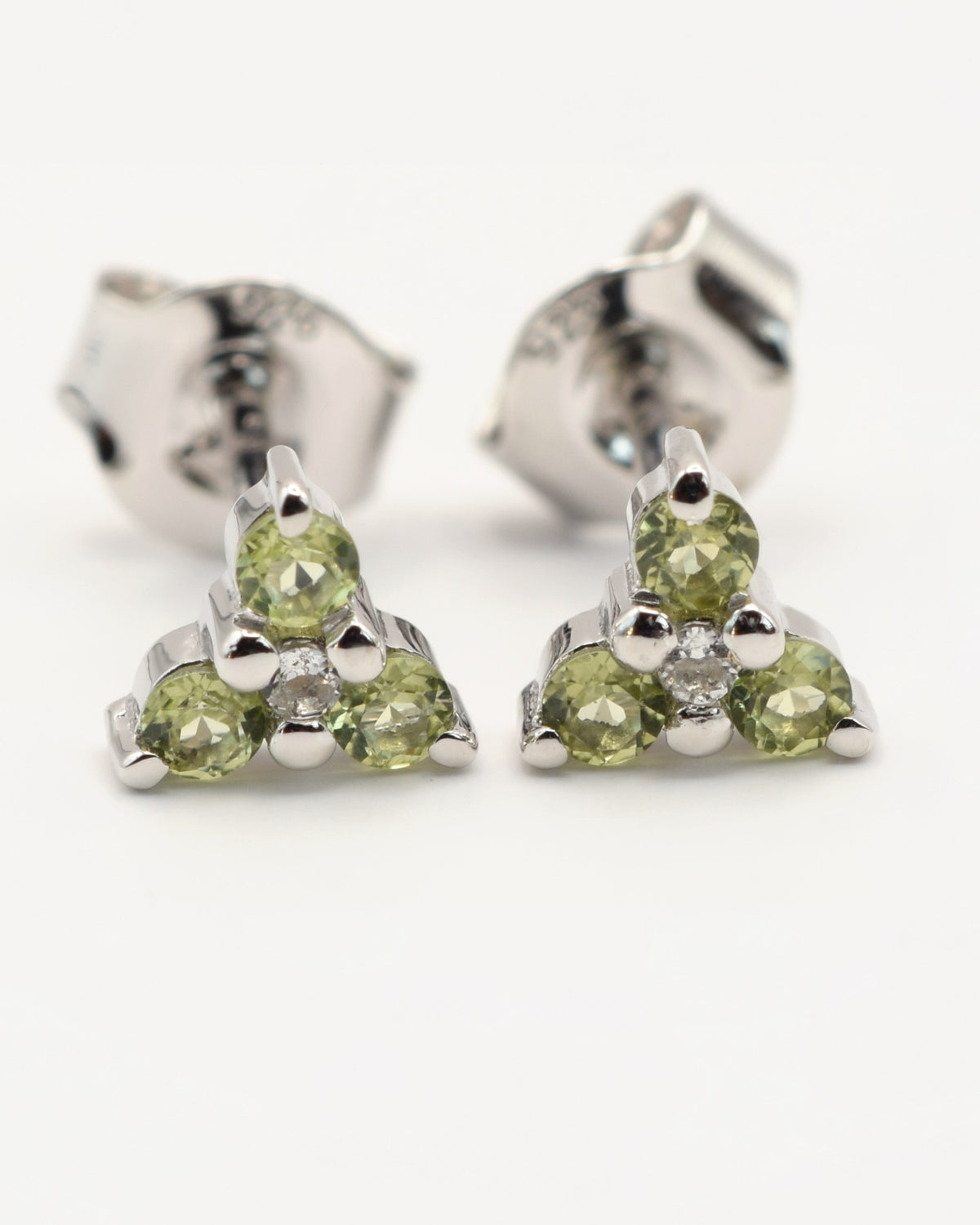 Flora Ohrstecker mit Peridot, 925er Sterlingsilber rhodiniert – Frontansicht