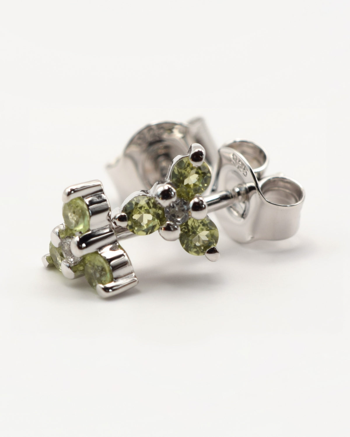 Flora Ohrstecker mit Peridot, 925er Sterlingsilber rhodiniert – Schrägansicht