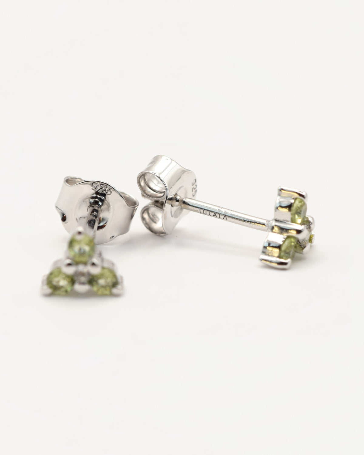 Flora Ohrstecker mit Peridot, 925er Sterlingsilber rhodiniert – Seitenansicht