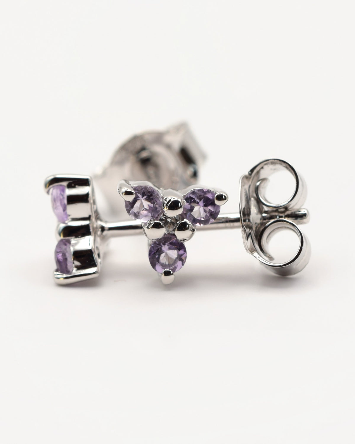 Flora Ohrstecker mit Pink Amethyst, 925er Sterlingsilber rhodiniert – Schrägansicht