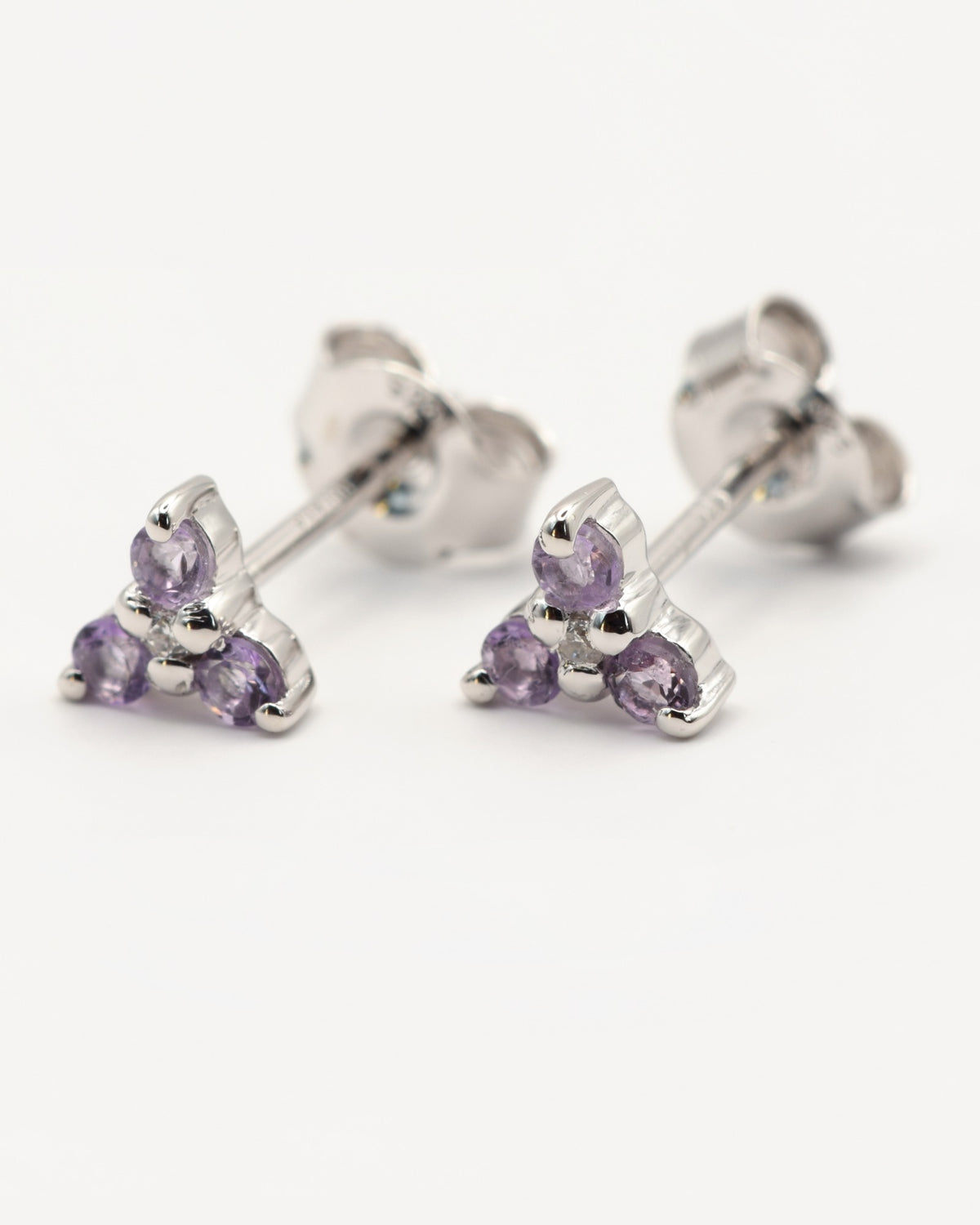 Flora Ohrstecker mit Pink Amethyst, 925er Sterlingsilber rhodiniert – Seitenansicht