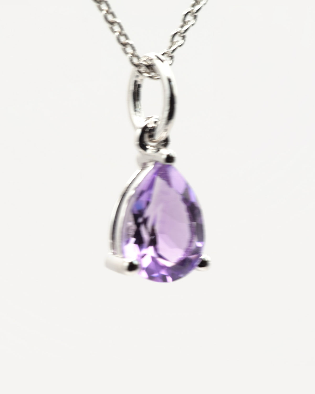 Goutte Halskette aus 925 Sterlingsilber mit Amethyst, Tropfen 6 x 8 mm, Nahaufnahme des Anhängers