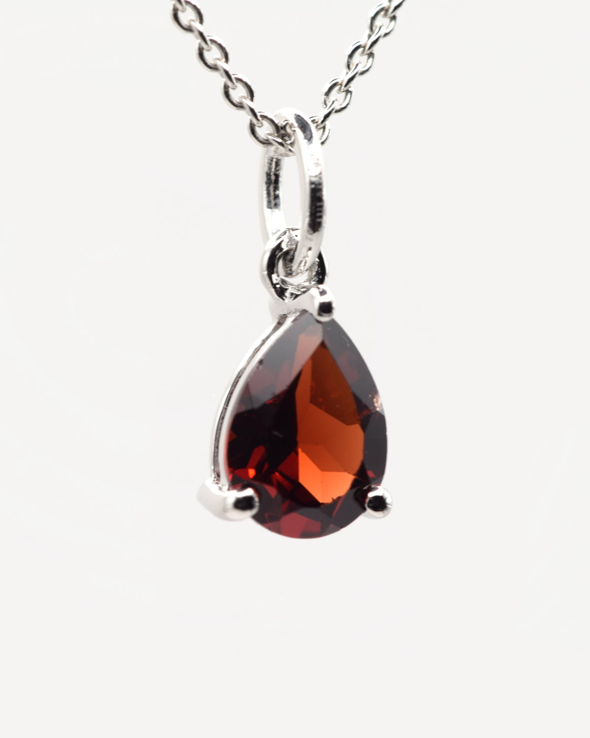 Goutte Halskette aus 925 Sterlingsilber mit Granat, Tropfen 6 x 8 mm, Nahaufnahme des Anhängers