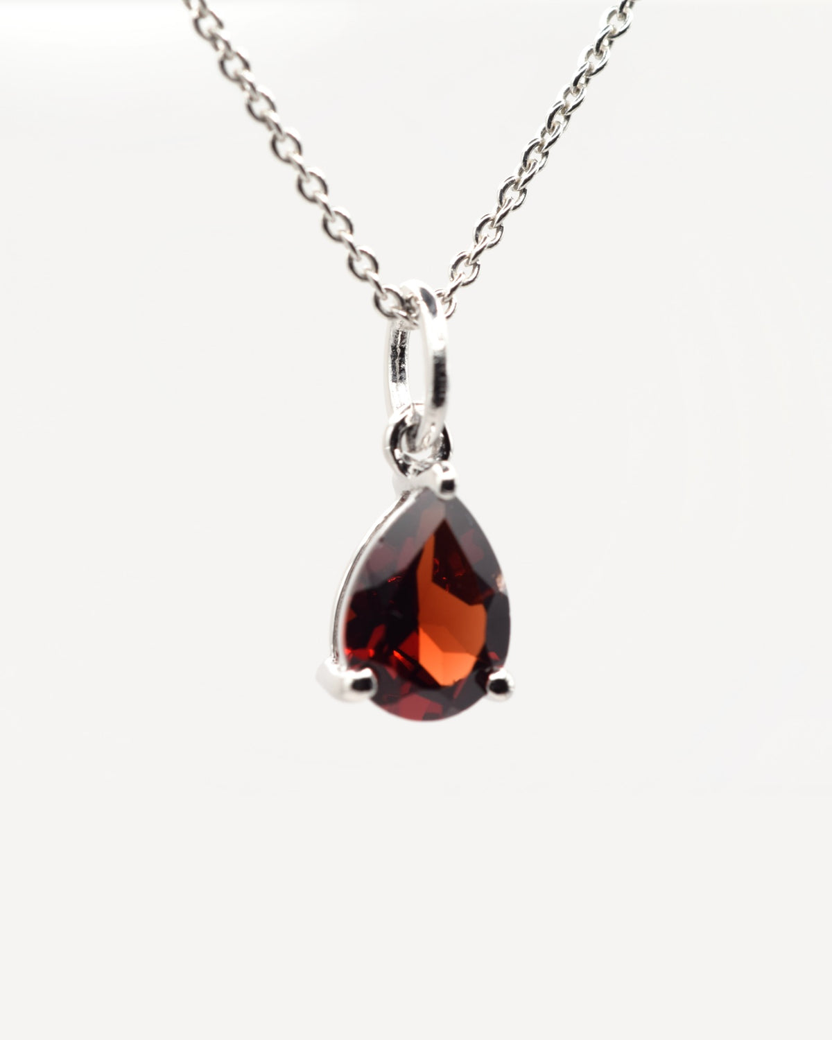 Goutte Halskette aus 925 Sterlingsilber mit Granat, Tropfen 6 x 8 mm, Frontansicht, zweite Aufnahme