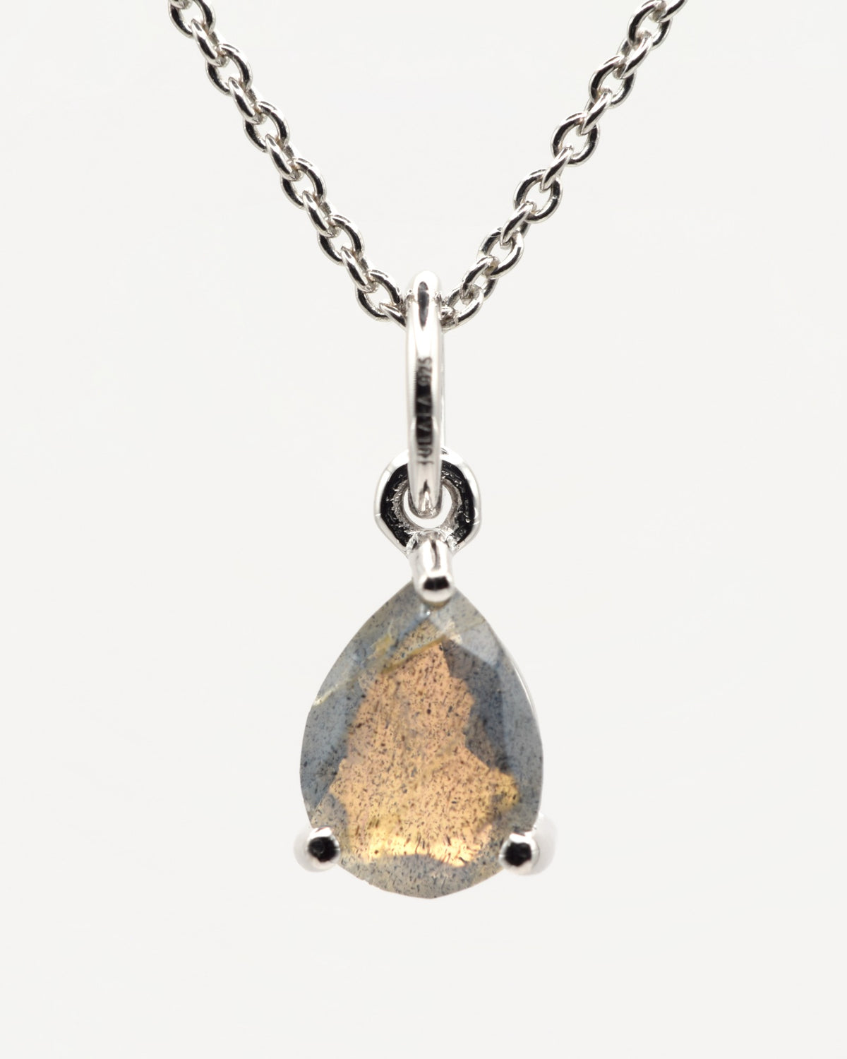 Goutte Halskette aus 925 Sterlingsilber mit Labradorit, Tropfen 6 x 8 mm, Nahaufnahme des Anhängers
