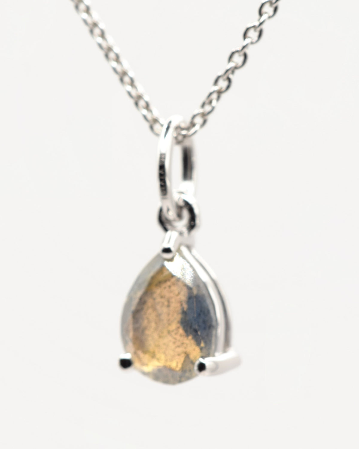 Goutte Halskette aus 925 Sterlingsilber mit Labradorit, Tropfen 6 x 8 mm, zweite Nahaufnahme des Anhängers