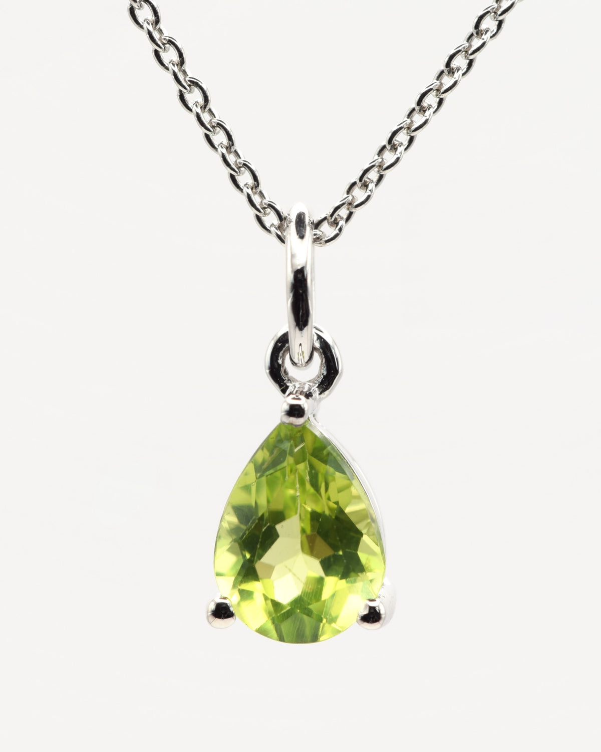 Goutte Halskette aus 925 Sterlingsilber mit Peridot, Tropfen 6 x 8 mm, Nahaufnahme des Anhängers