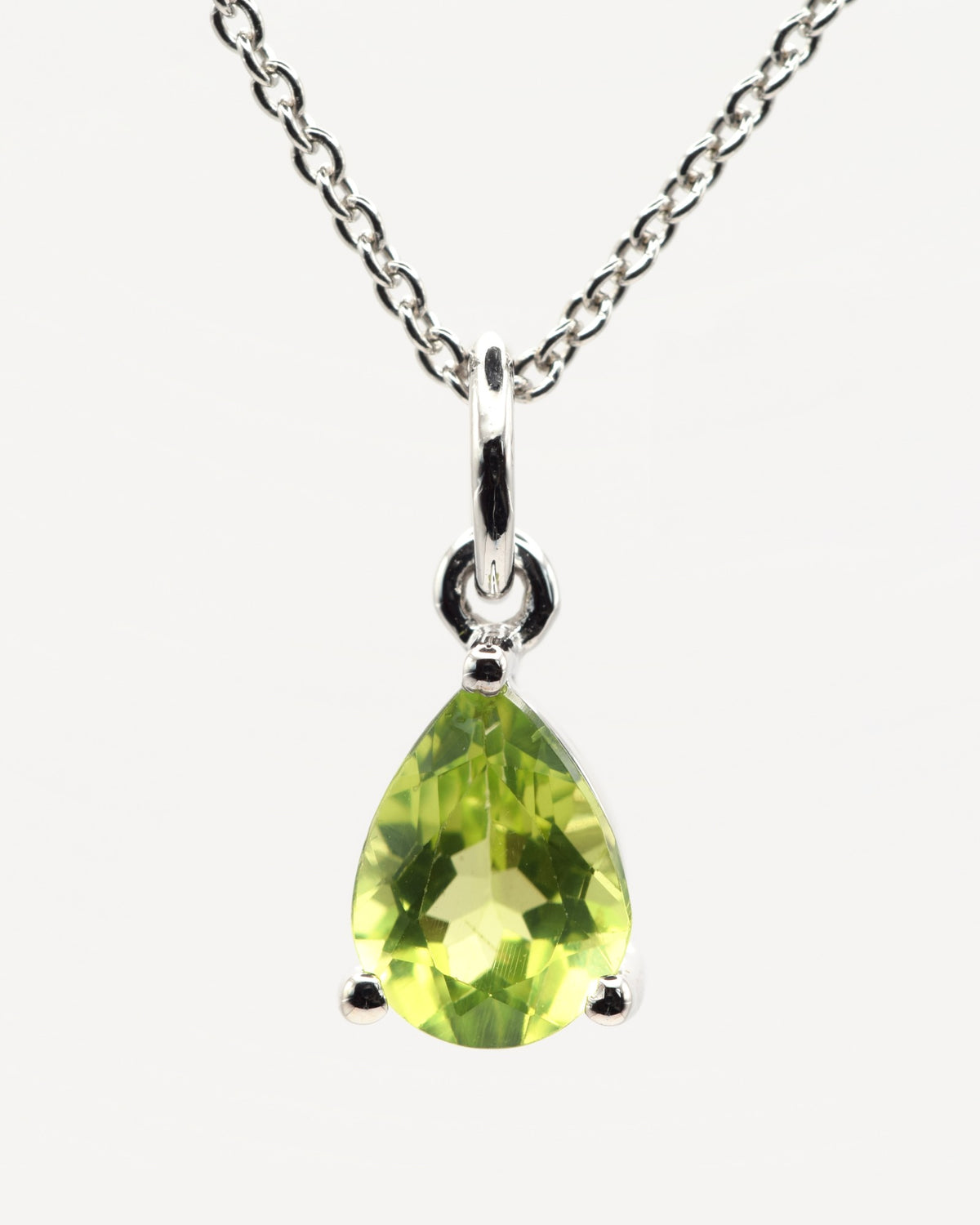 Goutte Halskette aus 925 Sterlingsilber mit Peridot, Tropfen 6 x 8 mm, zweite Nahaufnahme des Anhängers