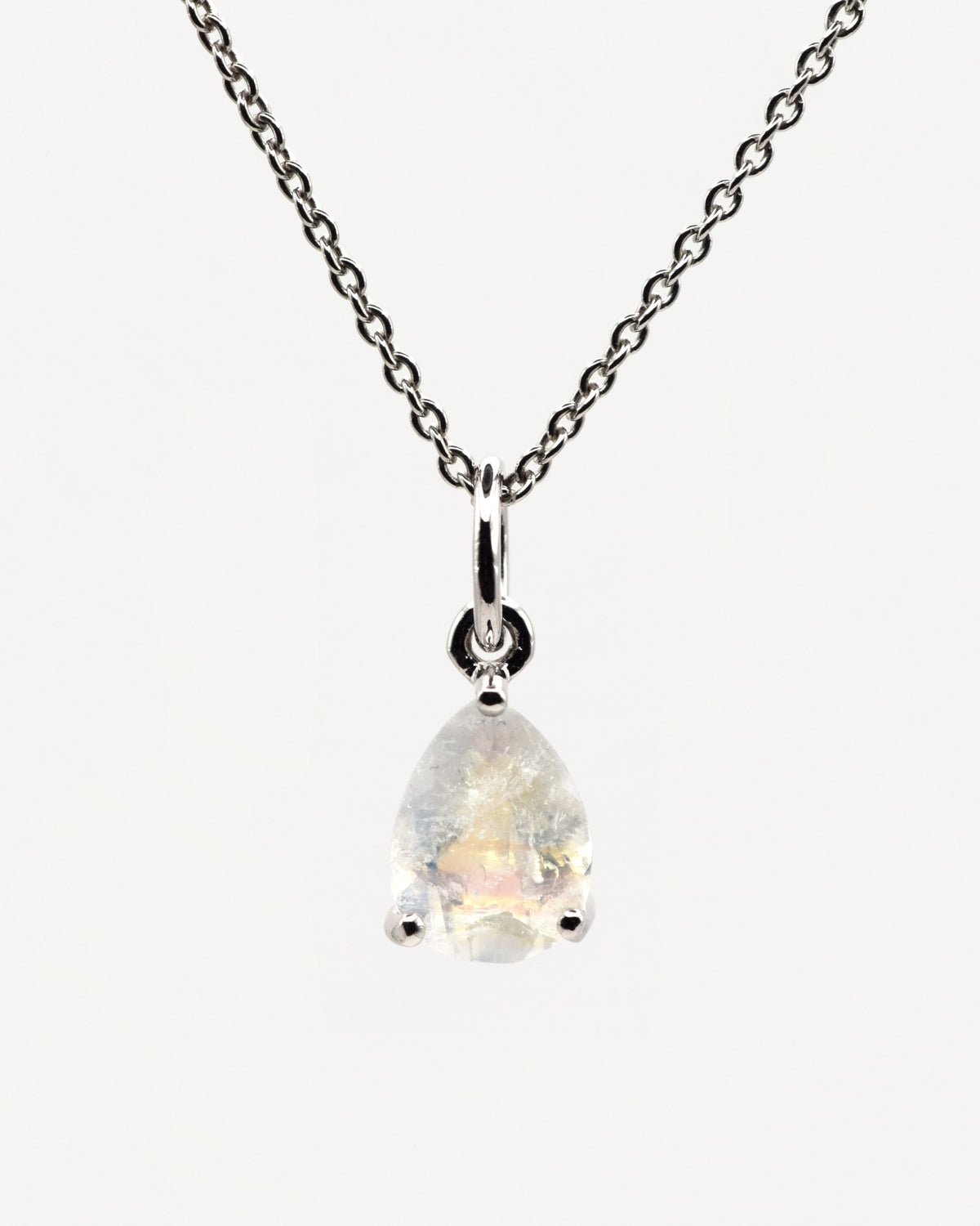 Goutte Halskette aus 925 Sterlingsilber mit Regenbogen-Mondstein, Tropfen 6 x 8 mm, Frontansicht