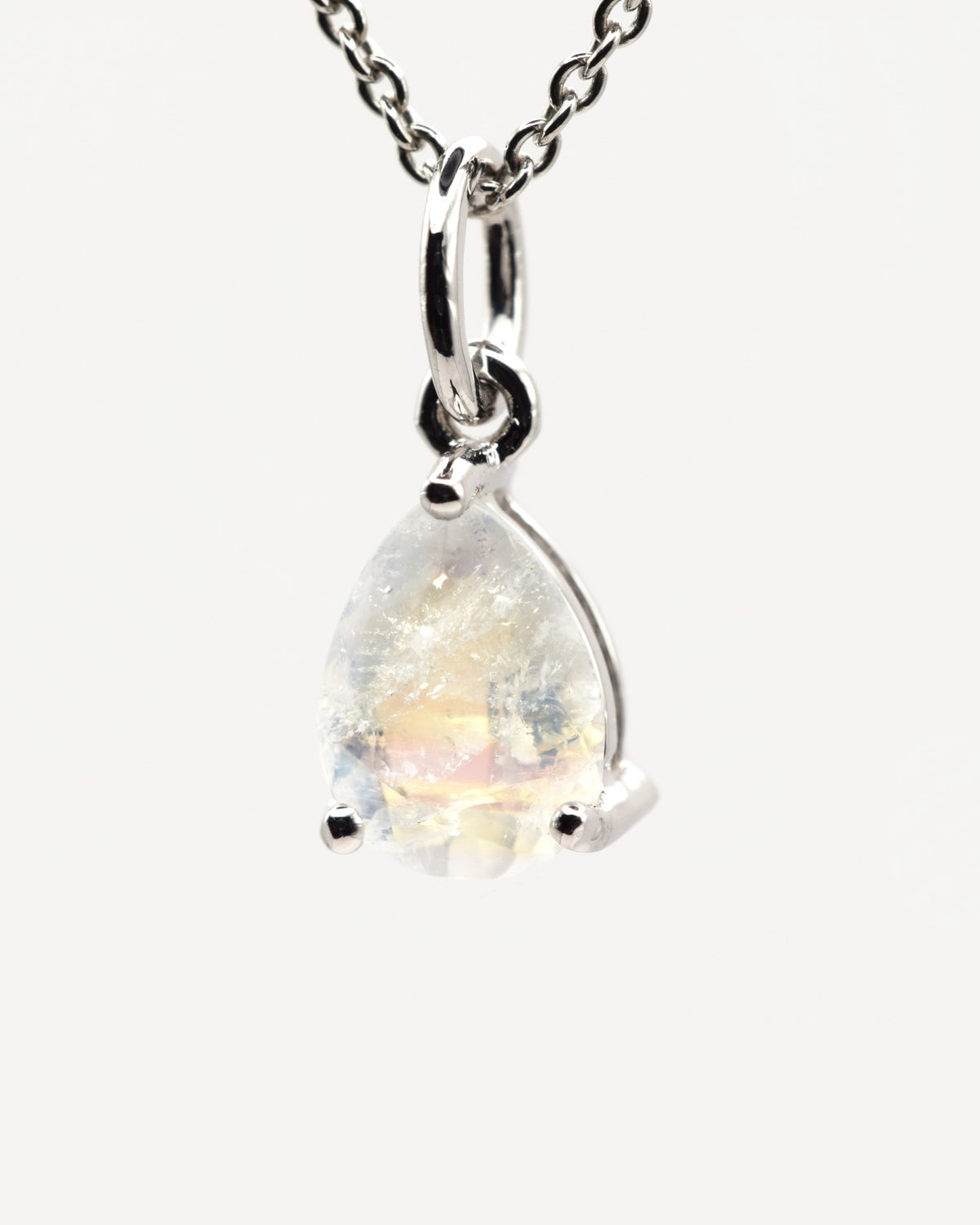 Goutte Halskette aus 925 Sterlingsilber mit Regenbogen-Mondstein, Tropfen 6 x 8 mm, Nahaufnahme des Anhängers