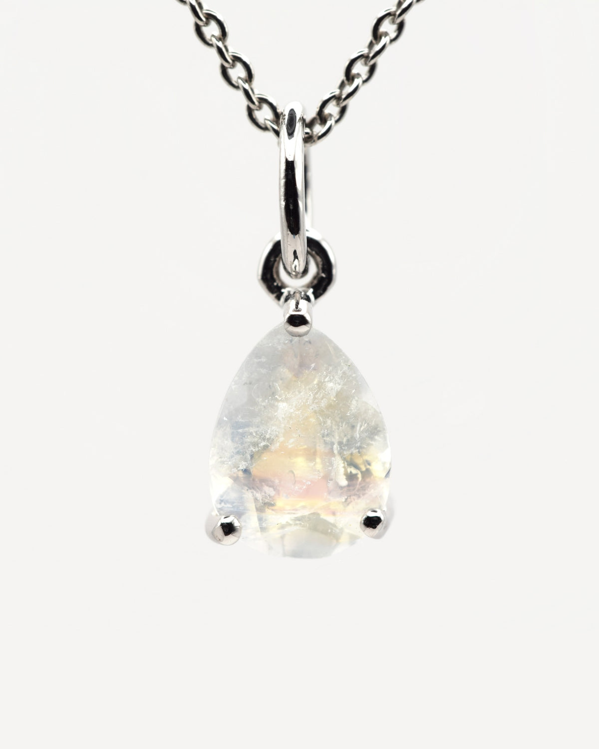 Goutte Halskette aus 925 Sterlingsilber mit Regenbogen-Mondstein, Tropfen 6 x 8 mm, zweite Nahaufnahme des Anhängers