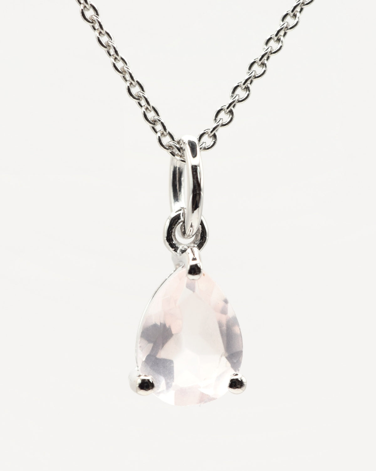 Goutte Halskette aus 925 Sterlingsilber mit Rosenquarz, Tropfen 6 x 8 mm, Nahaufnahme des Anhängers