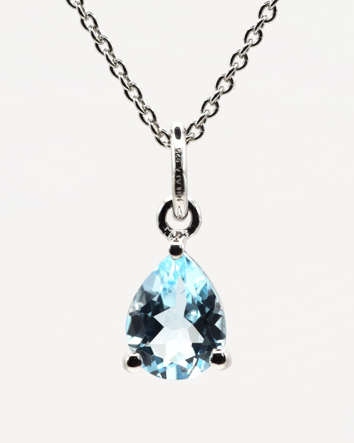 Goutte Halskette aus 925 Sterlingsilber mit Sky Blue Topas, Tropfen 6 x 8 mm, Nahaufnahme des Anhängers
