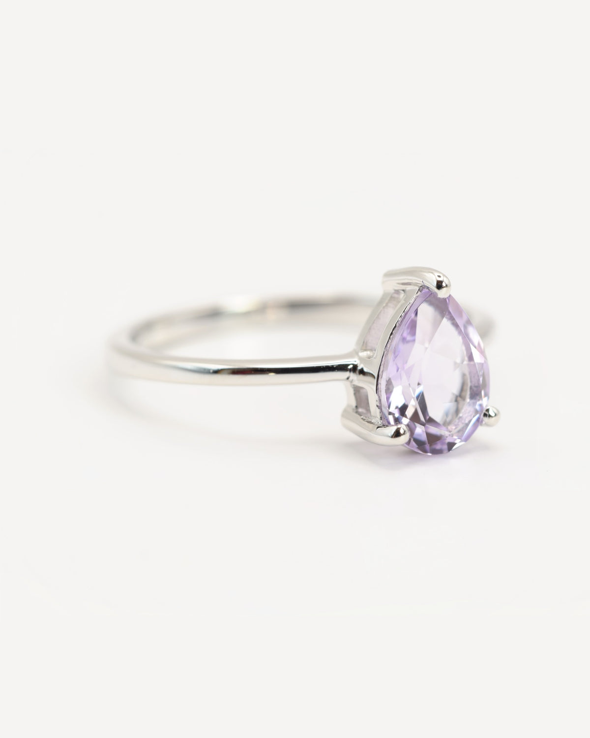 Goutte Ring aus 925 Sterlingsilber mit Pink Amethyst, Tropfen 6 x 8 mm, Schrägansicht
