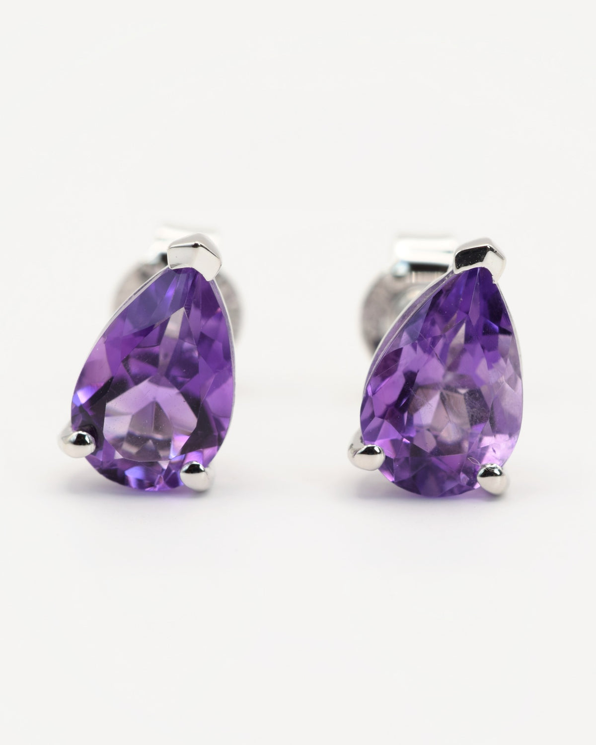 Lune Ohrstecker aus 925 Sterlingsilber mit Amethyst, Tropfen 6 x 9 mm, Frontansicht