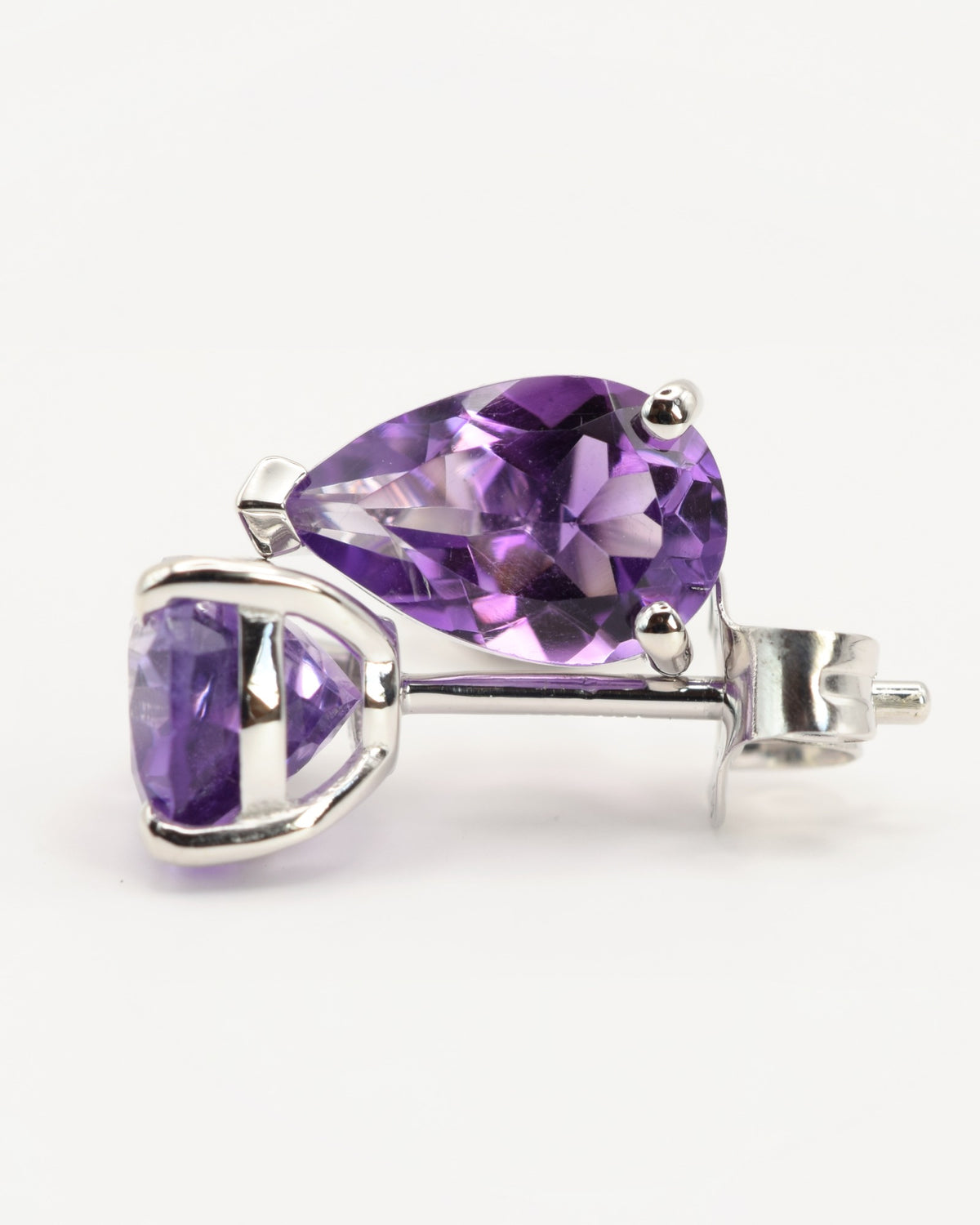 Lune Ohrstecker aus 925 Sterlingsilber mit Amethyst, Tropfen 6 x 9 mm, Schrägansicht