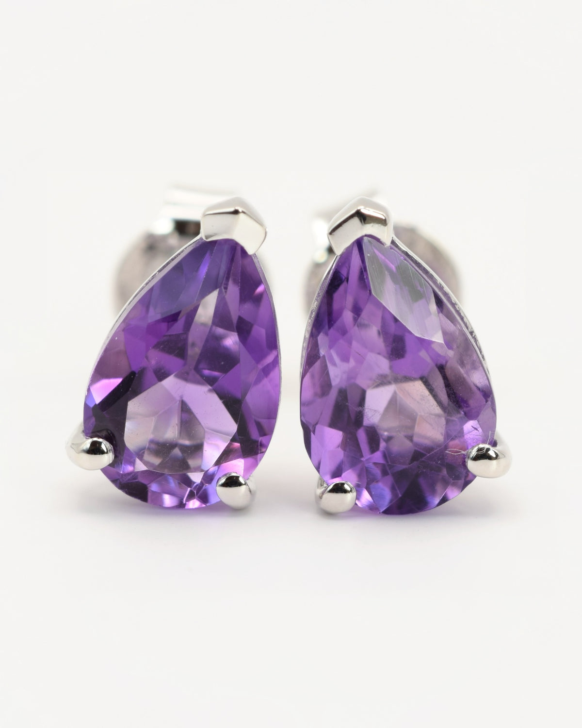 Lune Ohrstecker aus 925 Sterlingsilber mit Amethyst, Tropfen 6 x 9 mm, Nahaufnahme des Steins