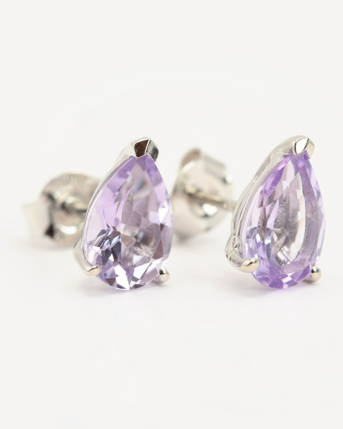 Lune Ohrstecker aus 925 Sterlingsilber mit Pink Amethyst, Tropfen 6 x 9 mm, Schrägansicht