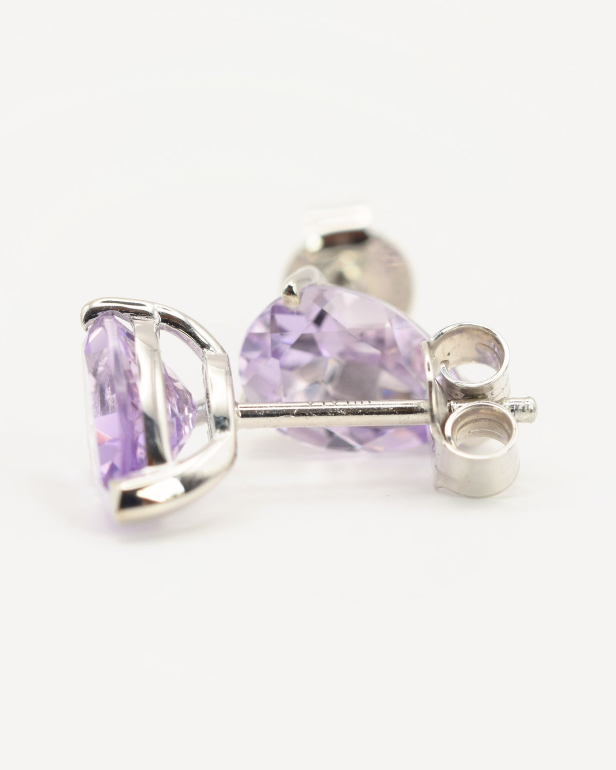 Lune Ohrstecker aus 925 Sterlingsilber mit Pink Amethyst, Tropfen 6 x 9 mm, Seitenansicht