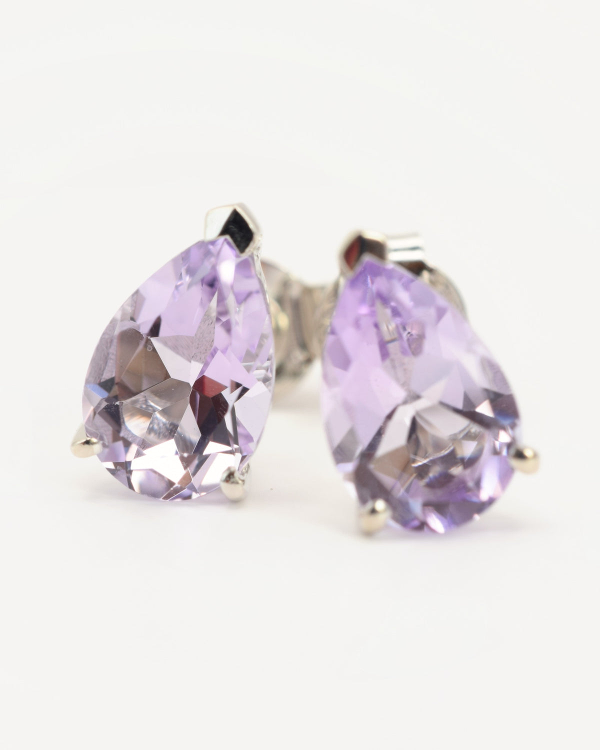 Lune Ohrstecker aus 925 Sterlingsilber mit Pink Amethyst, Tropfen 6 x 9 mm, Nahaufnahme des Steins
