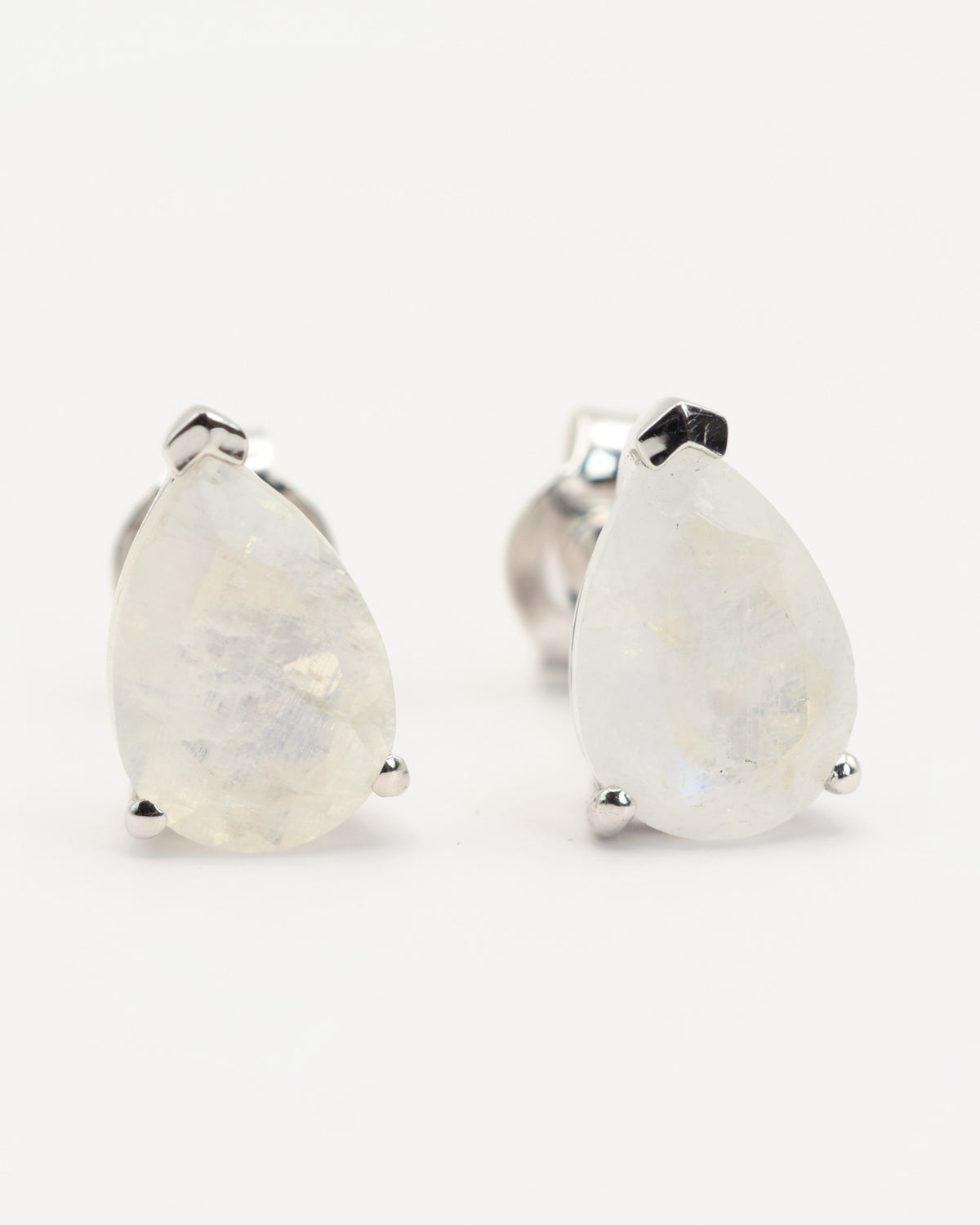 Lune Ohrstecker aus 925 Sterlingsilber mit Regenbogen-Mondstein, Tropfen 6 x 9 mm, Frontansicht