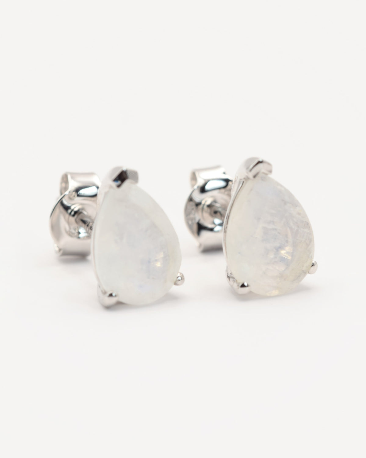 Lune Ohrstecker aus 925 Sterlingsilber mit Regenbogen-Mondstein, Tropfen 6 x 9 mm, Schrägansicht