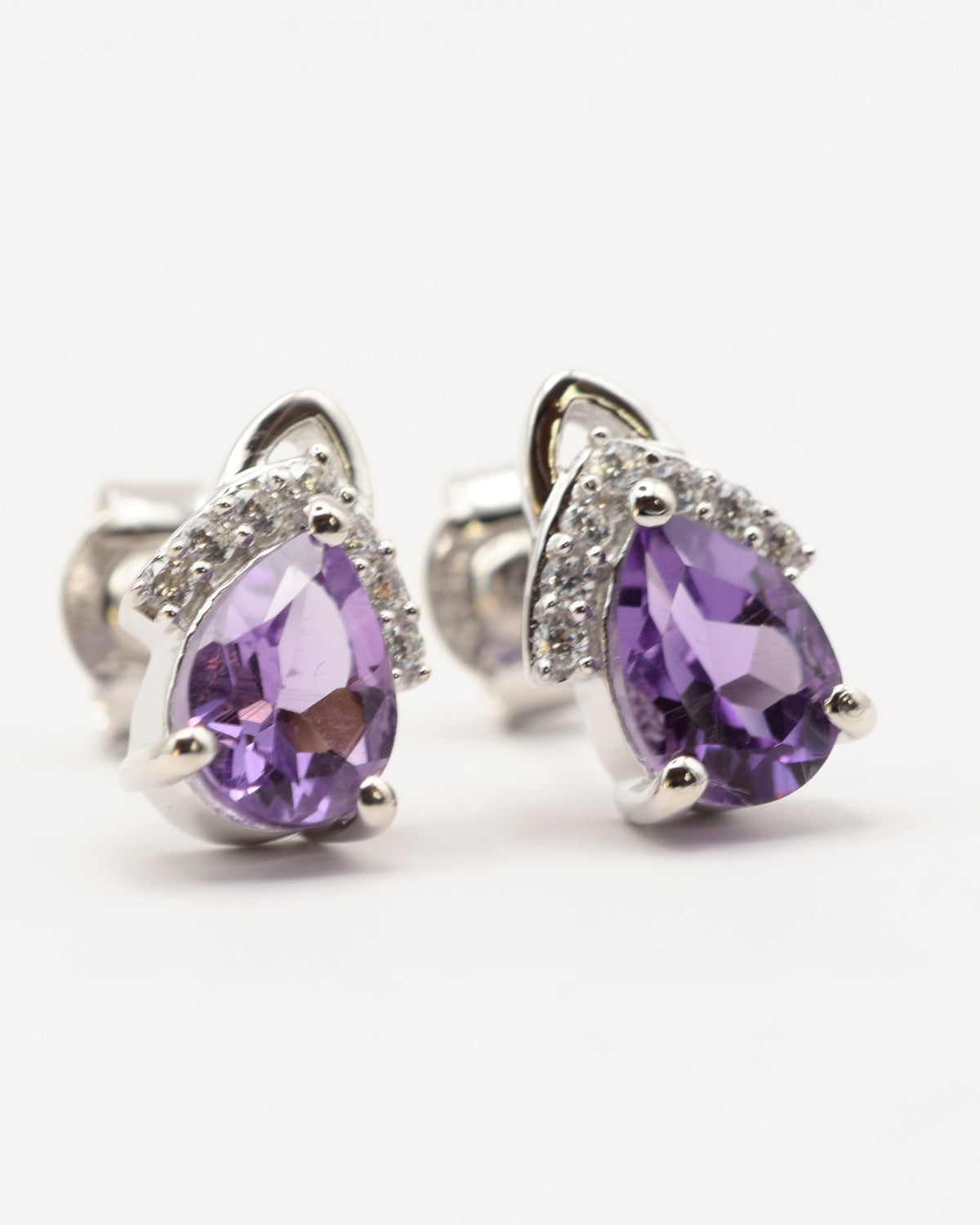Marée Ohrstecker aus 925 Sterlingsilber mit Amethyst, Tropfen 5 x 7 mm und Zirkonia-Krone, Schrägansicht