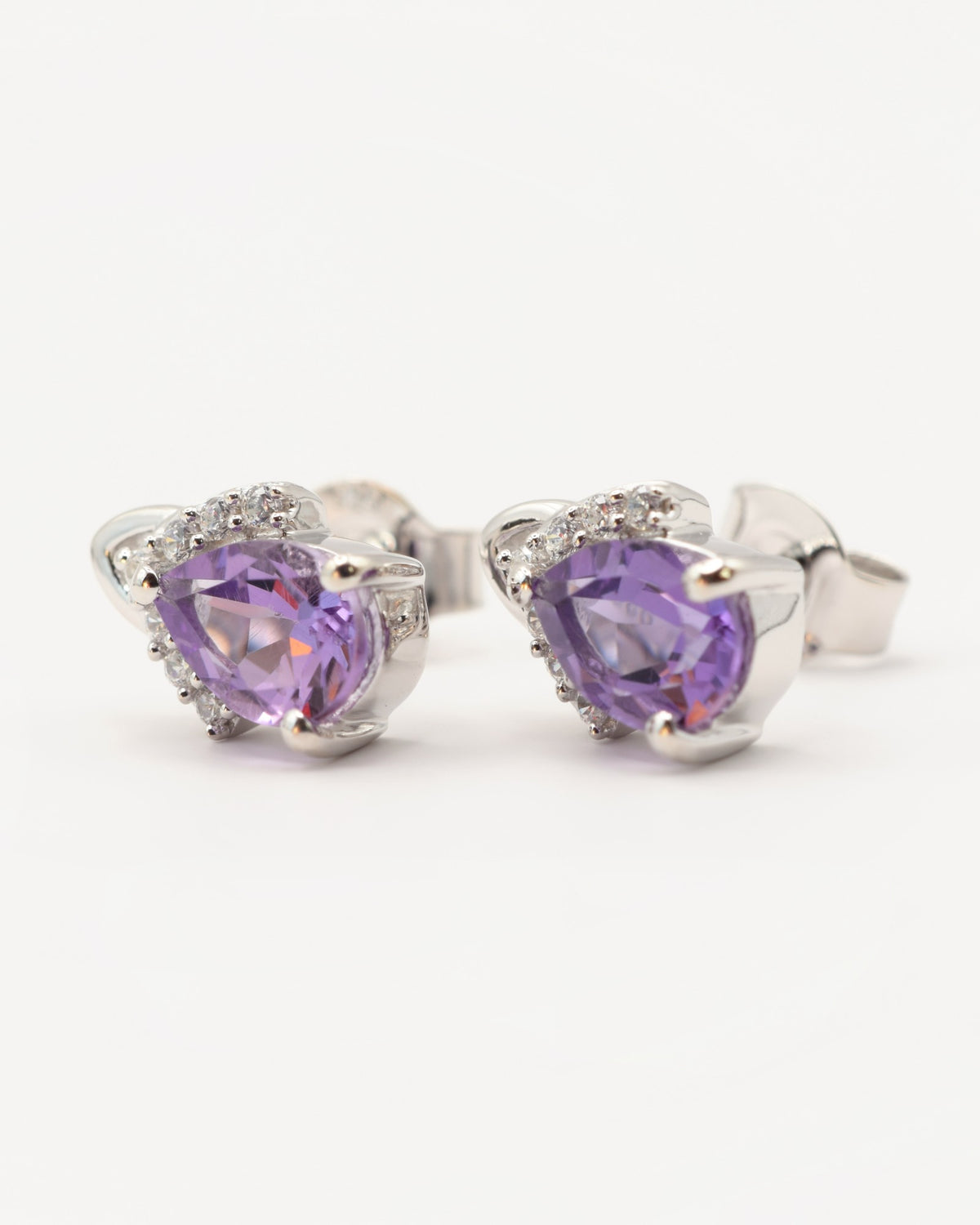 Marée Ohrstecker aus 925 Sterlingsilber mit Amethyst, Tropfen 5 x 7 mm und Zirkonia-Krone, Seitenansicht
