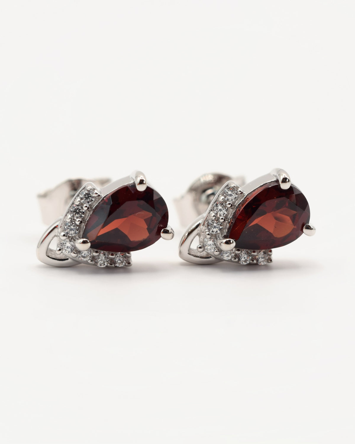 Marée Ohrstecker aus 925 Sterlingsilber mit Granat, Tropfen 5 x 7 mm und Zirkonia-Krone, Frontansicht