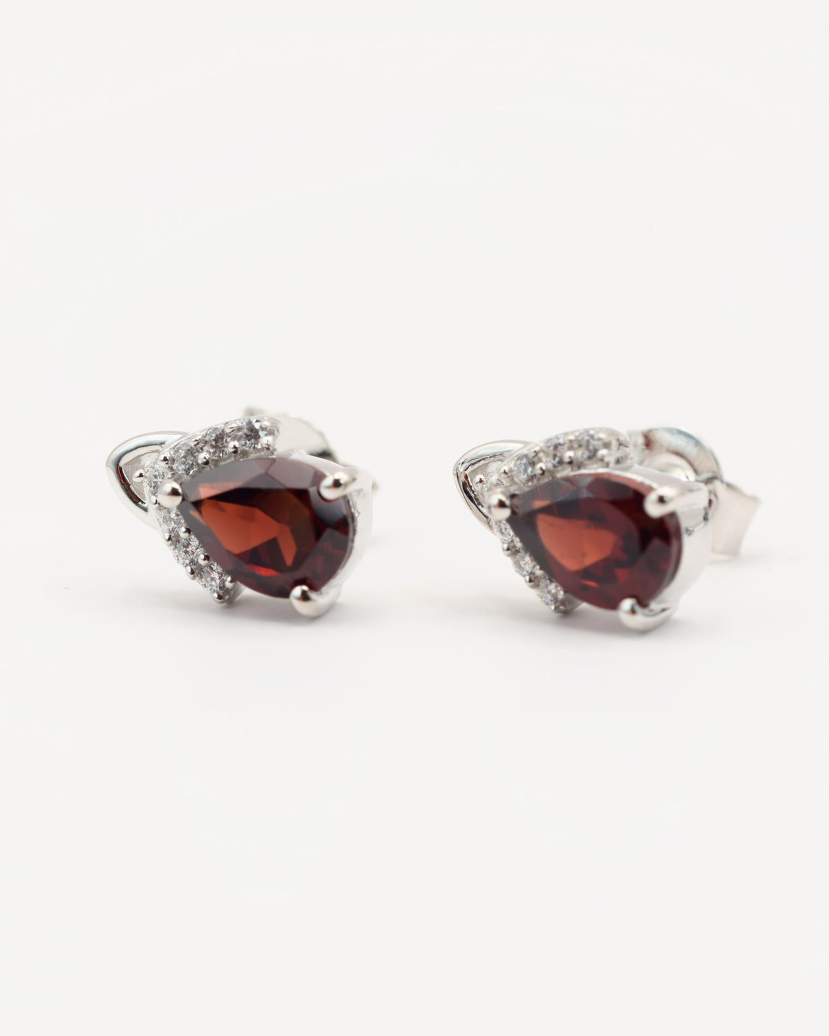 Marée Ohrstecker aus 925 Sterlingsilber mit Granat, Tropfen 5 x 7 mm und Zirkonia-Krone, Seitenansicht