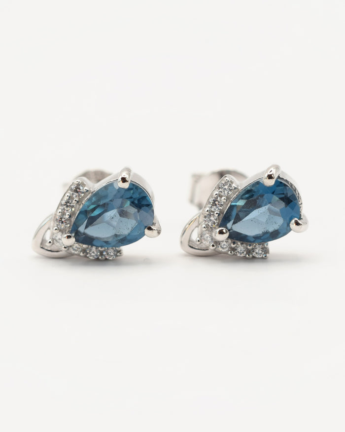 Marée Ohrstecker mit London Blue Topas, 925er Sterlingsilber rhodiniert – Frontansicht